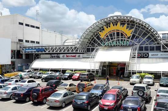 Estacionamiento del Centro Comercial La Granja, cliente de Parkeate en Venezuela